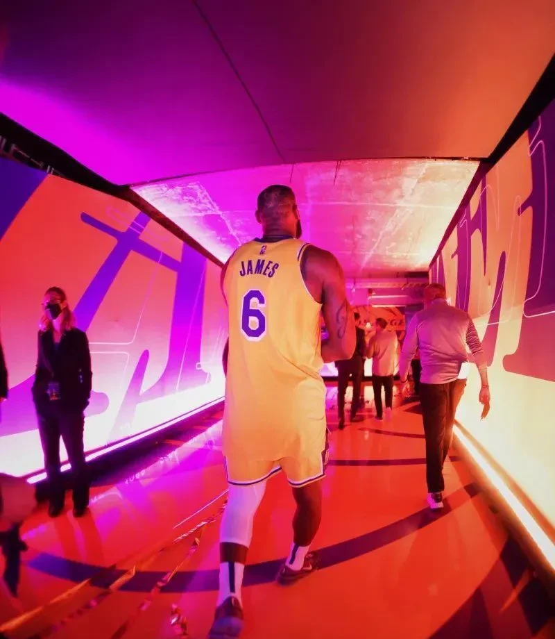 詹姆斯在湖人比赛中精彩发挥，回归赛场引发热议！