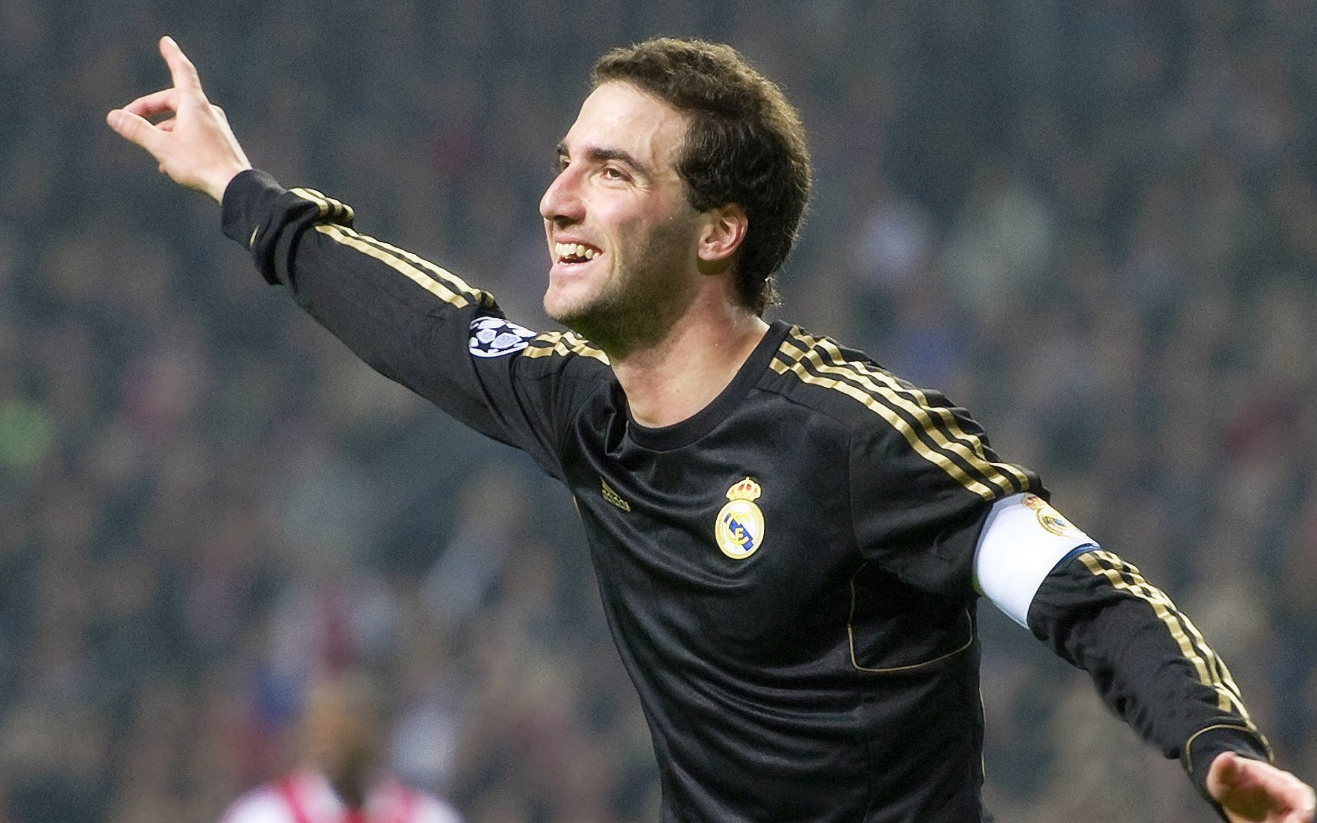 比赛局势复杂首场状态出色,雄鹿观众沸腾!,德罗巴重返赛场赢得满堂喝彩